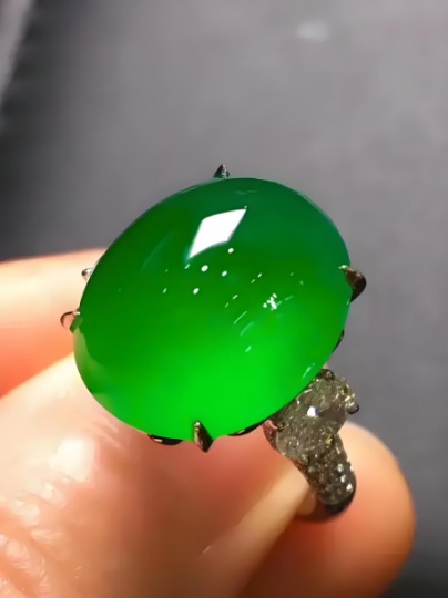 天然滿綠翡翠配鉆石吊墜及天然滿綠翡翠蛋面配鉆石戒指